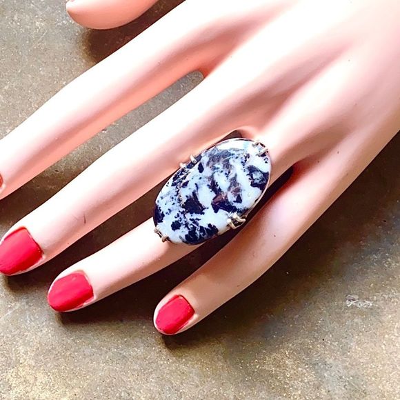 White Buffalo Gemstone in a Handcrafted 925 Stamped Ring (6) - Picture 4 of 10